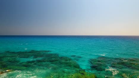 Agua-Azul-Turquesa-Cristalina-En-Las-Cuevas-Marinas-Vista-De-Ayia-Napa-Chipre