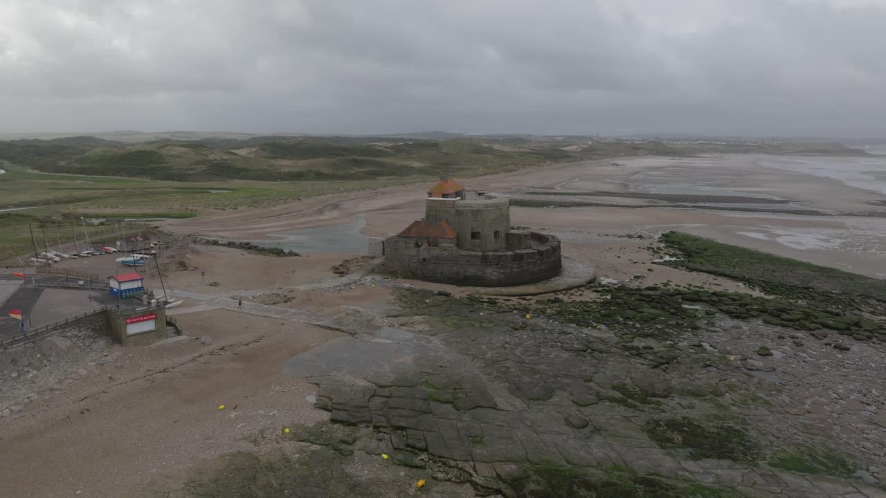 дрон улетает от исторического форта, раскрывая прибрежную деревню амблетуз во франции