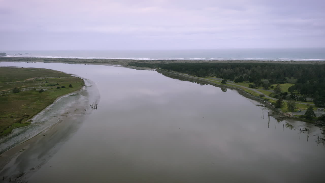 Fredelige solopgangsoptagelser af drone, der flyver over Coquille-floden nær Bandon, Oregon
