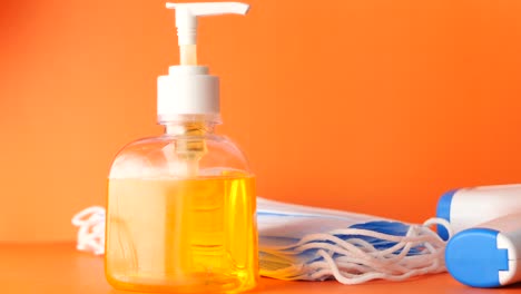 desinfectante para las manos, máscaras faciales y termómetro