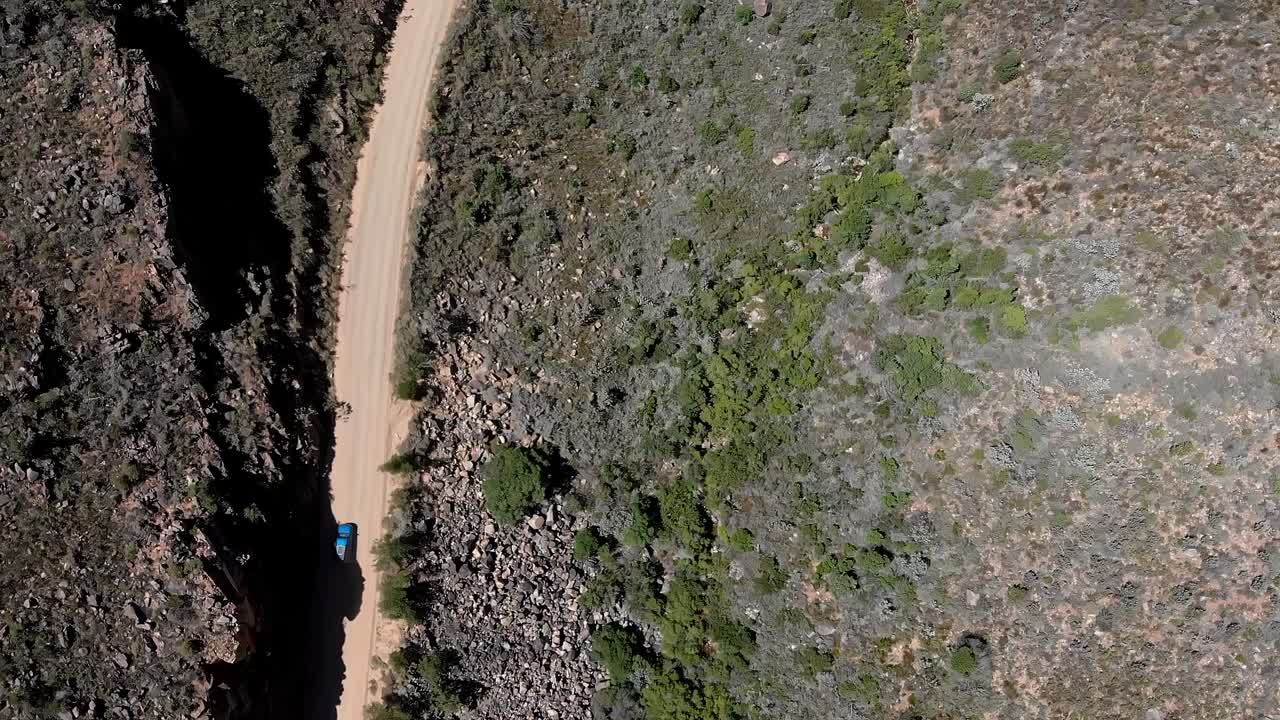 4x4 픽업 트럭이 시더베르크의 산길에서 길로 운전하면서 경치와 풍경을 볼 수 있습니다.