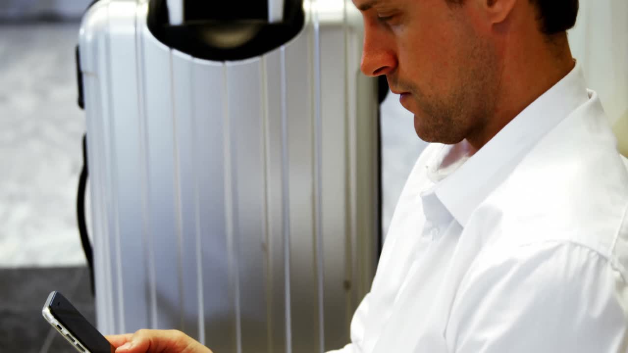 hombre de negocios usando un teléfono inteligente