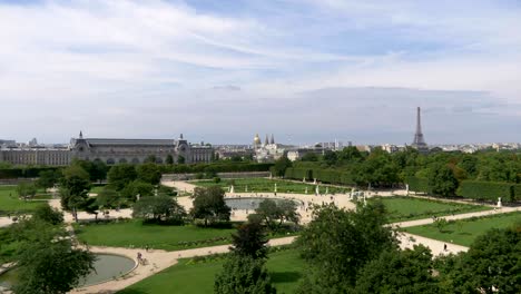 vista aérea de los jardines de las tuileries y la torre eiffel en parís en 4k