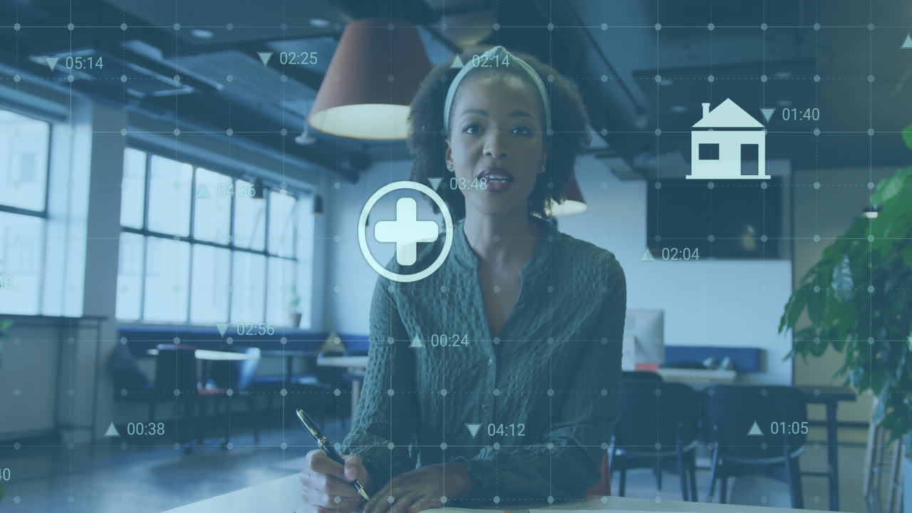 animación de procesamiento de datos sobre mujer afroamericana tomando notas mientras está en videoconferencia en la oficina