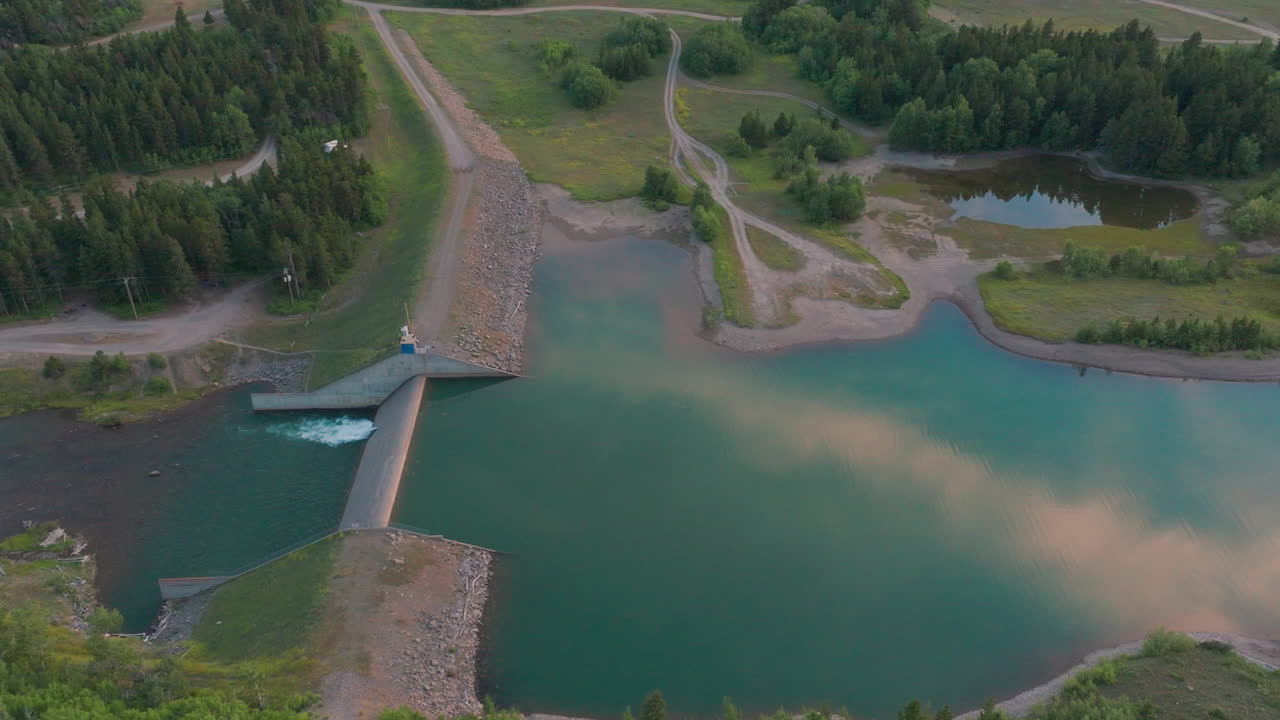 vista panorámica aérea de un pequeño embalse y una presa fluvial
