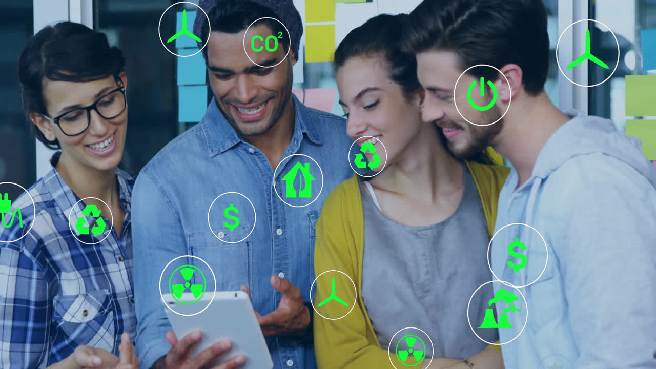 animación de iconos de ecología sobre diversos colegas que usan tableta en la oficina