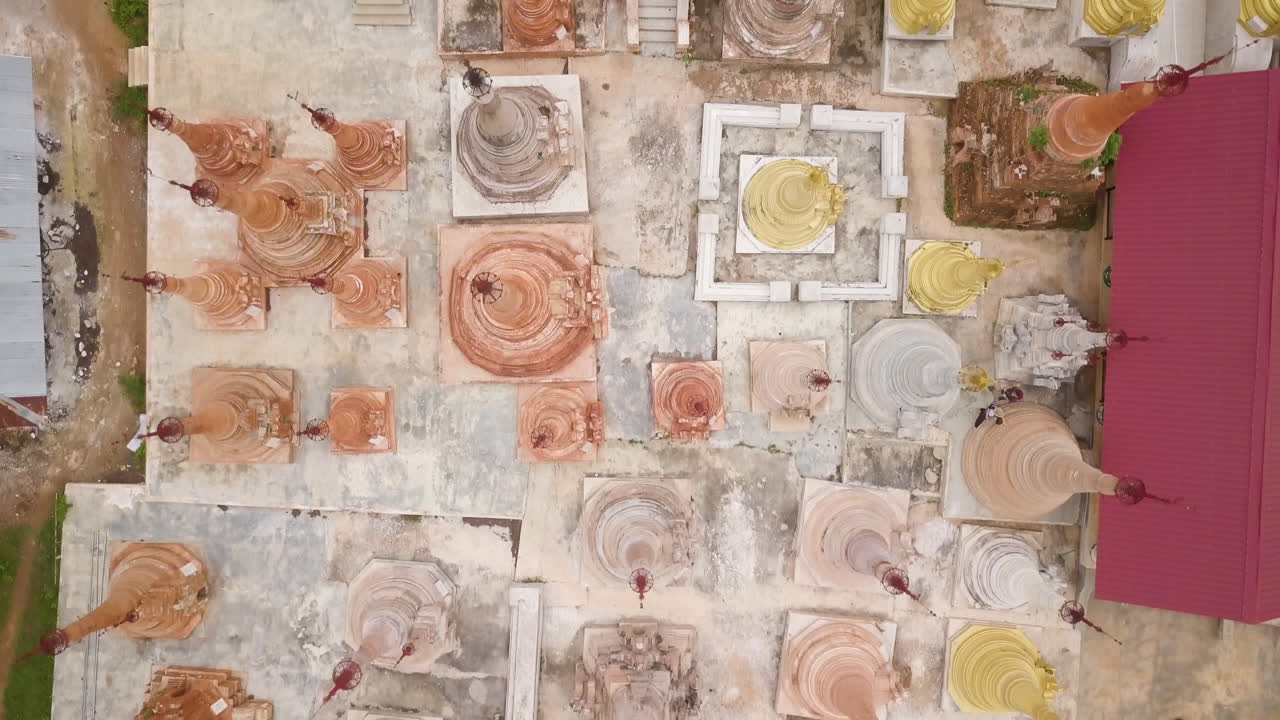 дрейфующая сверху вниз антенна над пагодой инн тайн на озере инле, мьянма - широкий снимок