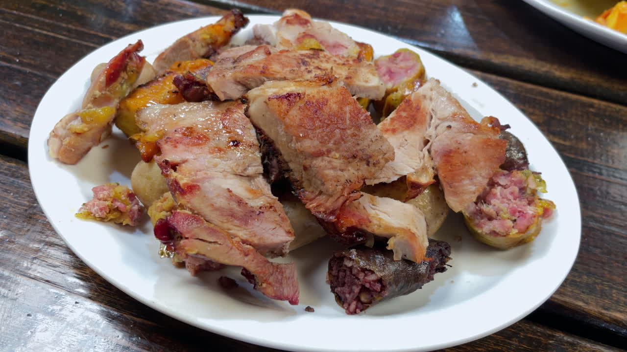 Большая рустикальная доска со свининой, говядиной, курицей, морсильей и чоризо