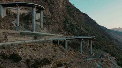 Vista-De-Arriba-Hacia-Abajo-De-Las-Curvas-De-La-Carretera-Costera-De-Fort-Munro