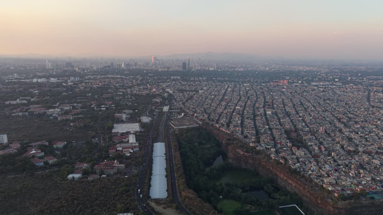 DMX sunset, showcasing urban contrasts of Pedregal de Santo Domingo and University City