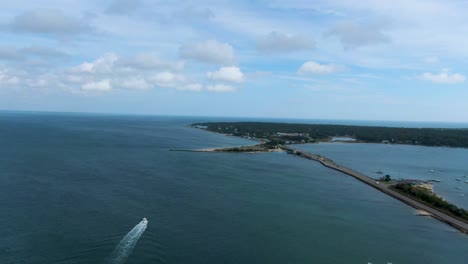 Panorama-De-La-Carretera-Que-Va-Al-Muelle-Del-Paraíso-De-Los-Viñedos-Y-Al-Muelle-De-Los-Veleros-En-El-Puerto-Deportivo-De-Ma,-Estados-Unidos