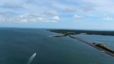 panorama de la carretera que va al muelle de vine heaven y los veleros atracan en el puerto deportivo en ma, estados unidos