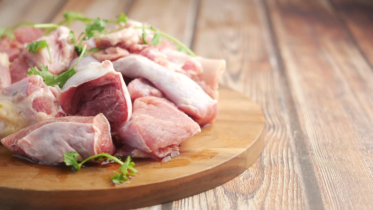 carne cruda en una tabla de cortar