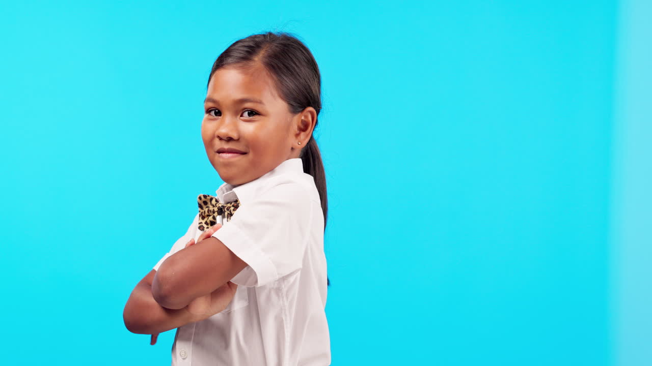 confiados, niños y una chica india brazos cruzados