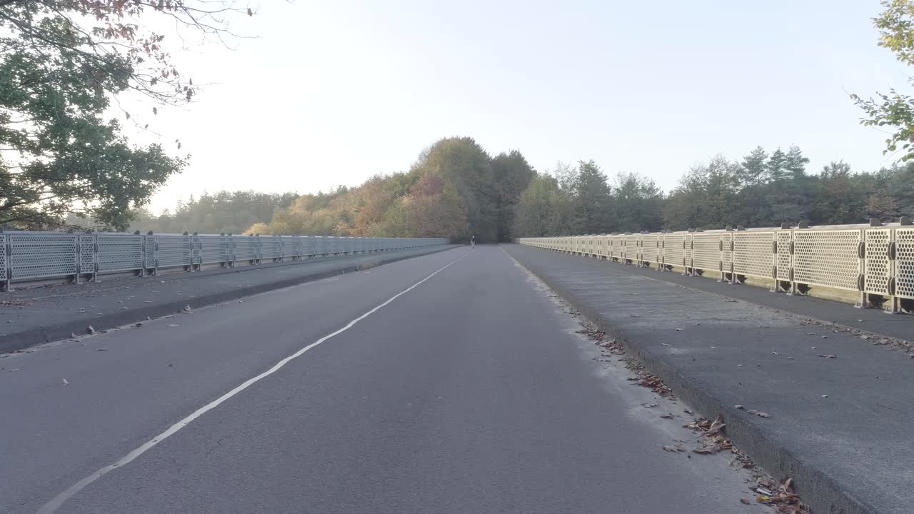 무인 항공기를 향해 타고 산악 자전거 라이더