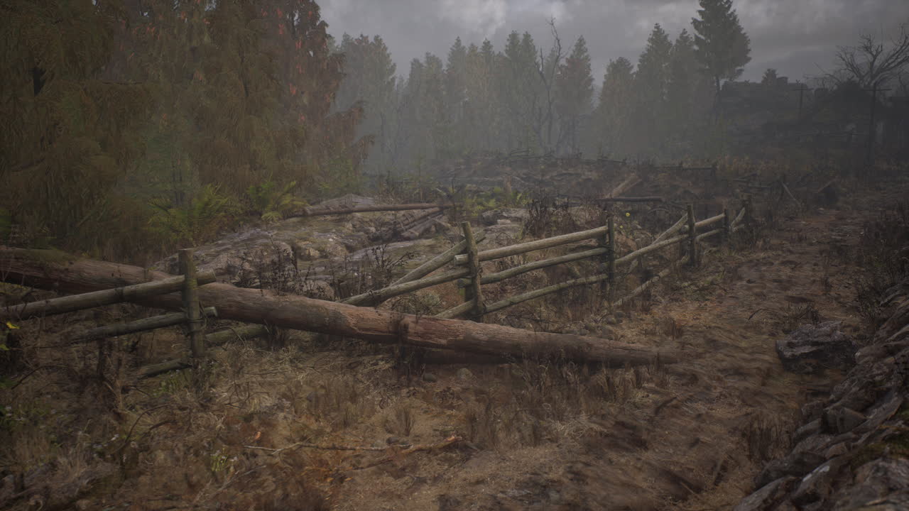una vieja valla de madera con un campo de campo detrás de ella