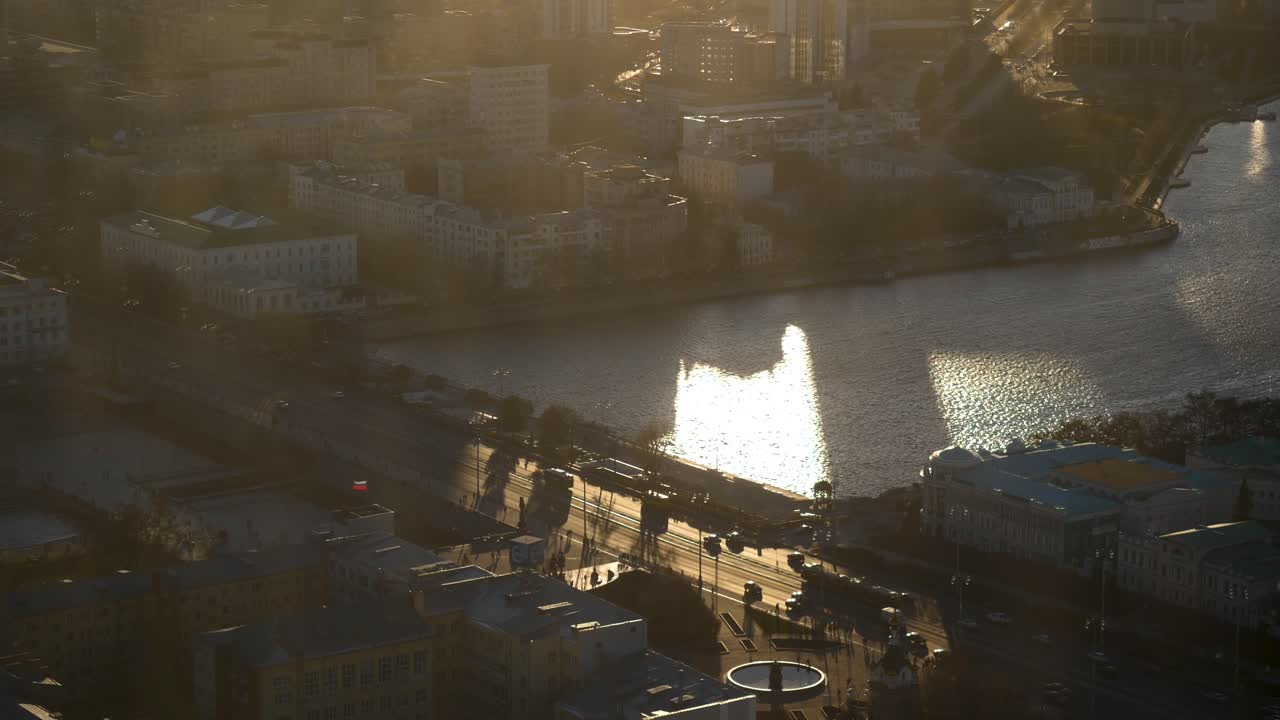 강의 반사와 함께 해가 지는 도시 풍경