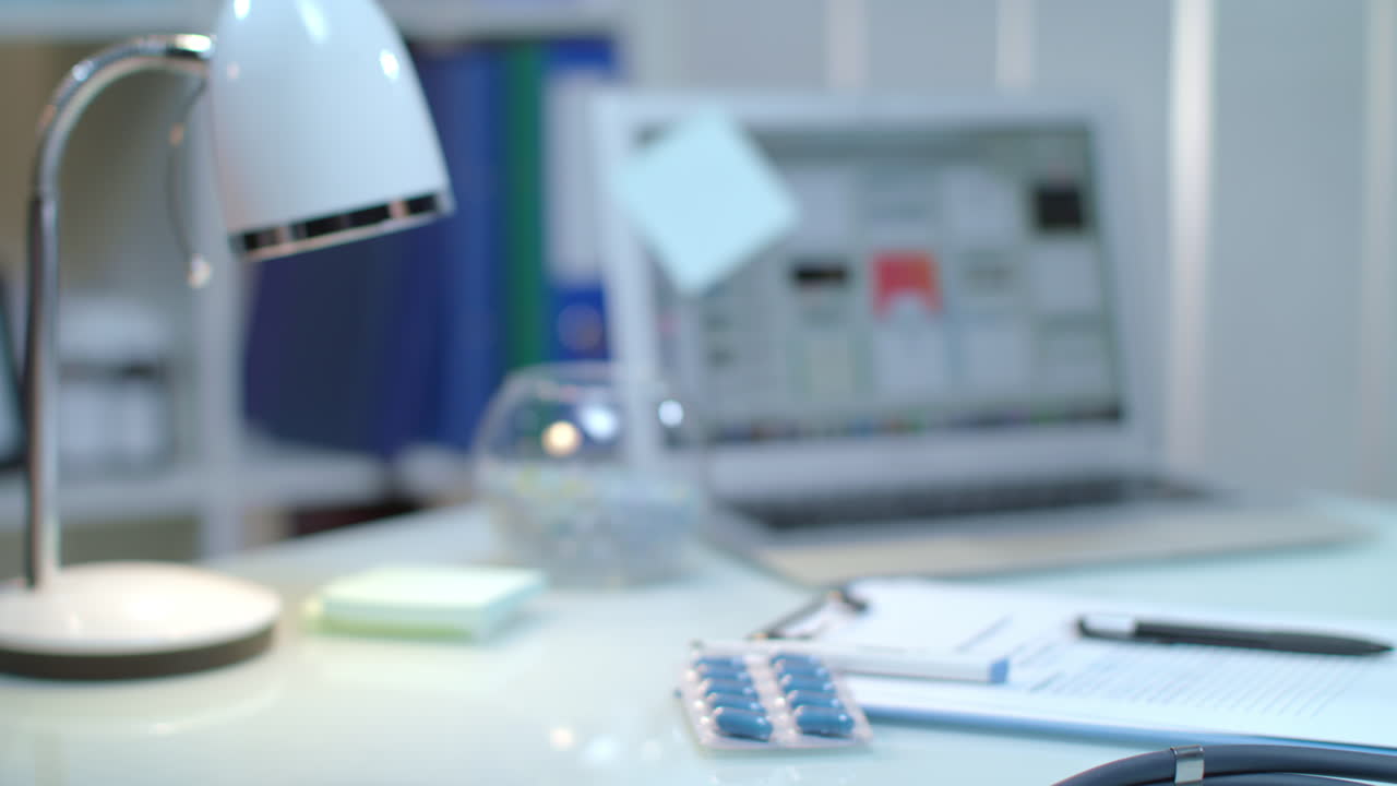 의학적 손에 있는 열 온도계. 독감 증상 진단