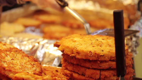 Kimchi-Pfannkuchen,-Der-Auf-Dem-Straßenmarkt-In-Seoul,-Südkorea,-Zubereitet-Wird