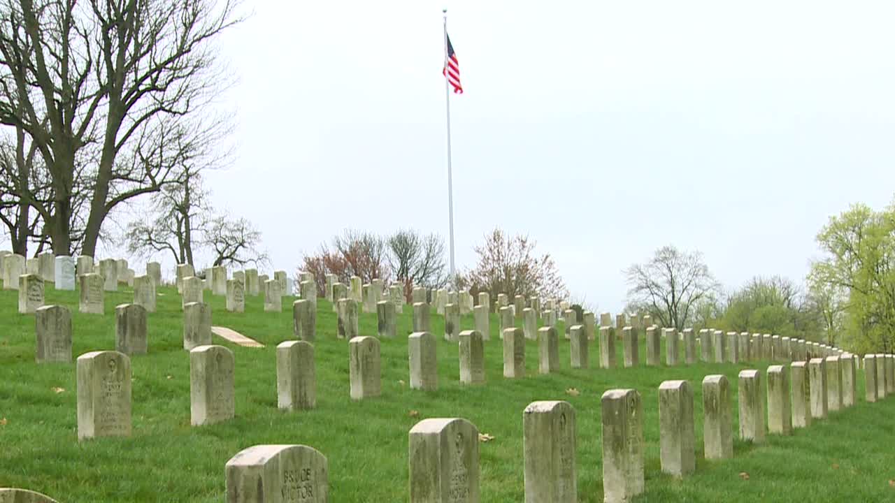 длинные ряды могил отмечают кладбище времен первой мировой войны 1