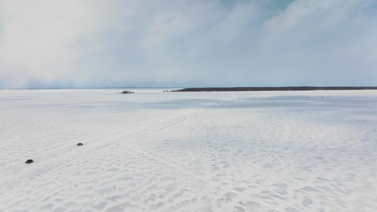 캐나다의 얼어붙은 호수에서 운전하는 자동차, 드론, 천천히 하강, 4k