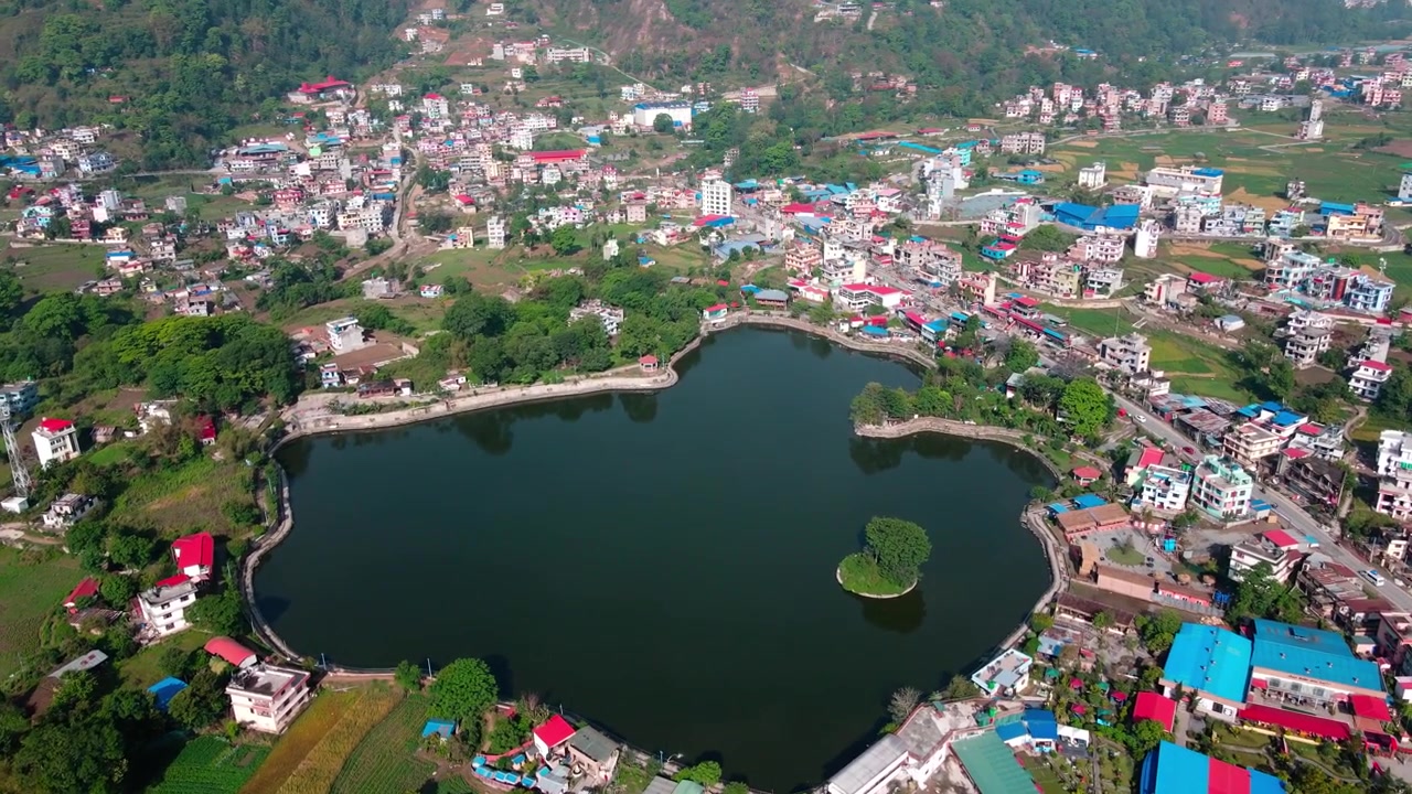 Katmandu, Nepal'deki doğal Taudaha Gölü'nün drone görünümü.