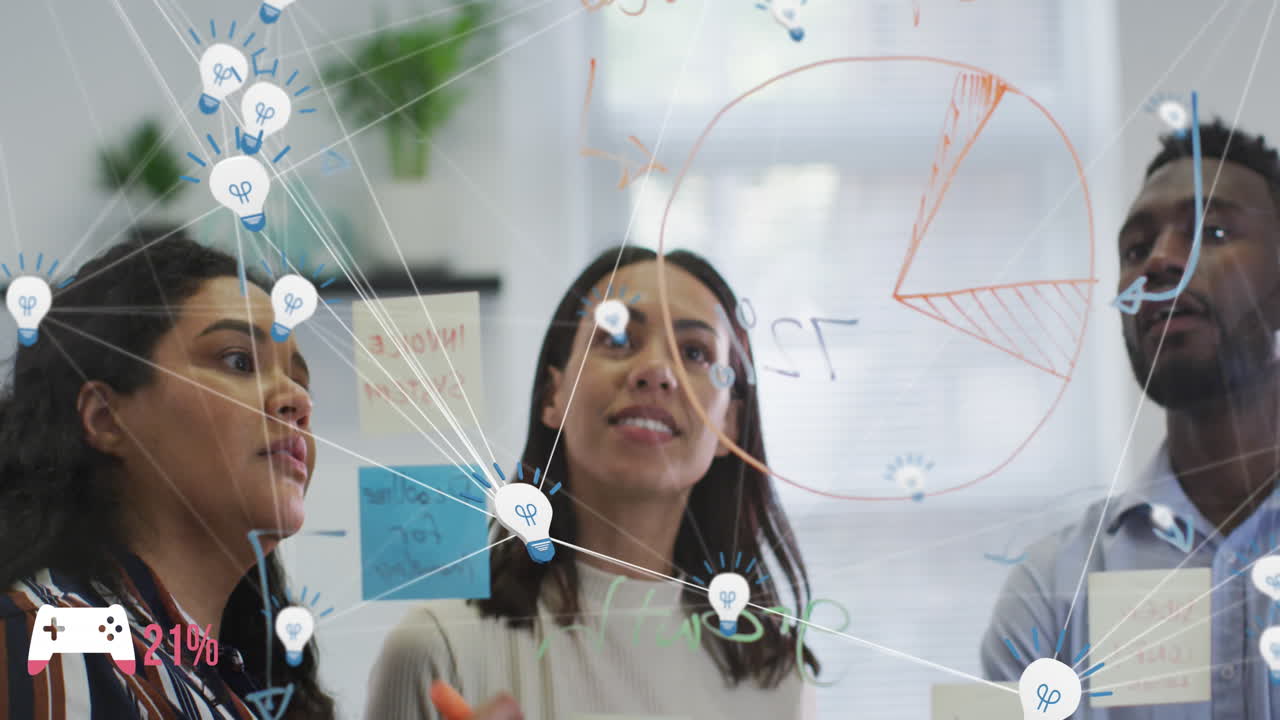 animación de bombillas conectadas sobre diversos colegas discutiendo sobre la pared de vidrio en la oficina