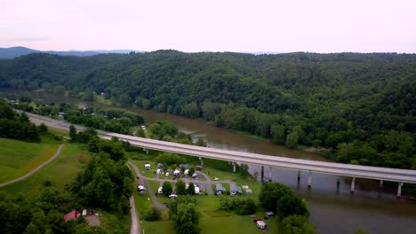 Antena-El-Nuevo-Puente-Sobre-El-Río-A-Lo-Largo-De-La-Autopista-58-En-El-Condado-De-Grayson,-Virginia,-Cerca-De-La-Independencia-De-Virginia,-No-Lejos-De-Galax-Virginia