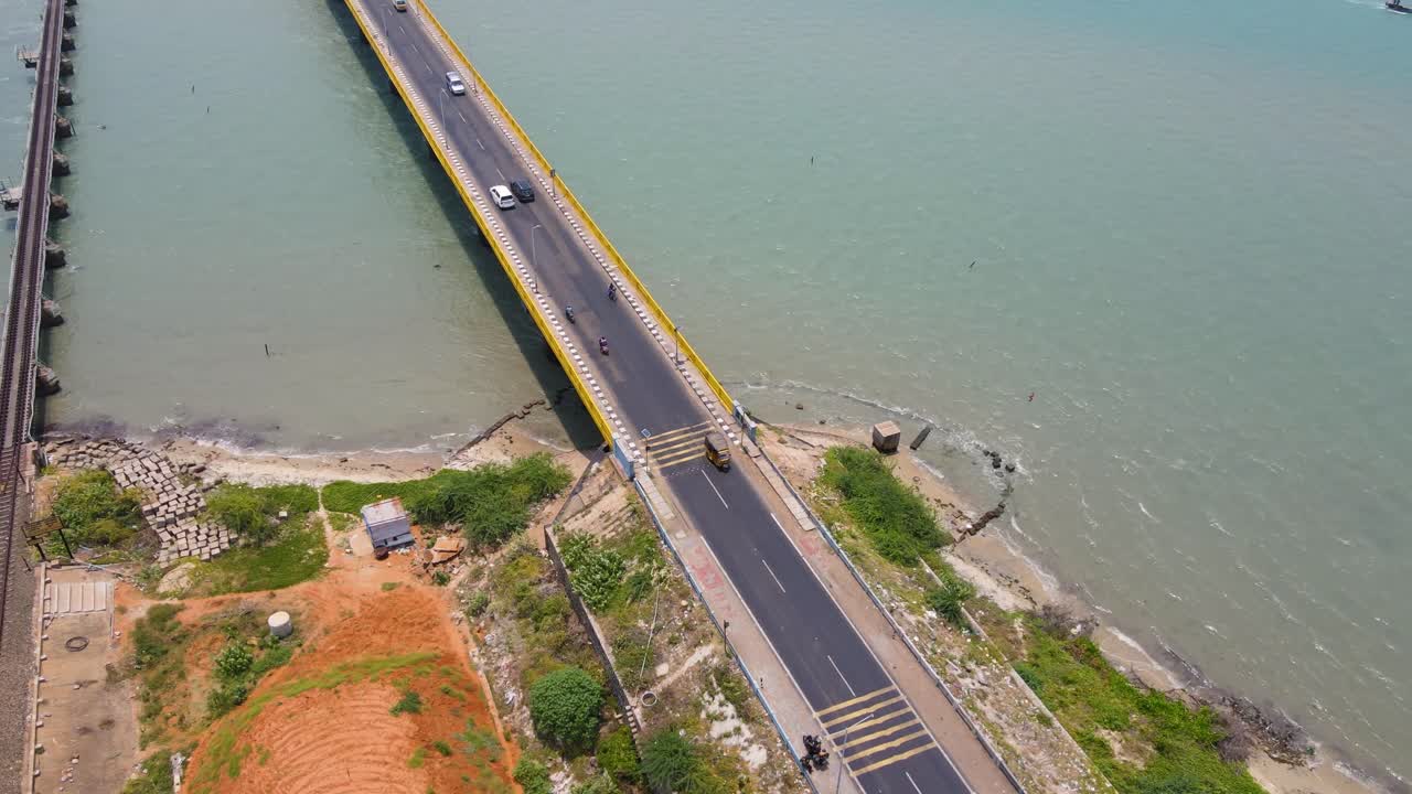 다리의 건축적 경이로움을 강조하는 라메슈와람 시의 파노라마 항공 드론 촬영.