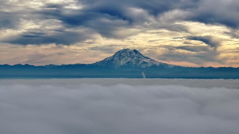 Dramatischer-Sonnenuntergangsblick-Auf-Den-Mount-Rainier-Mit-Bewölktem-Himmel-In-Washington,-USA