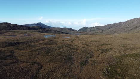 Vista-Aérea-Del-Paisaje-Alrededor-Del-Páramo-Del-Sol-En-Los-Andes-Colombianos-Cerca-De-La-Ciudad-De-Urrao.