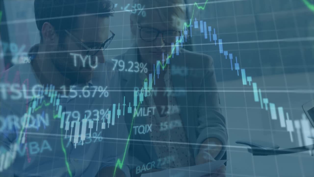 animación del procesamiento de datos financieros sobre dos hombres y mujeres de negocios diversos discutiendo.