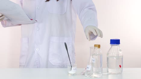 científico que prepara materiales para un experimento de laboratorio