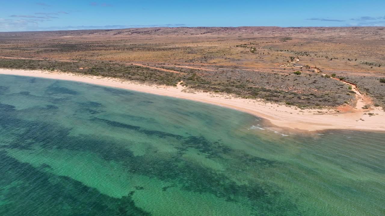 Vista aerea di una spiaggia incontaminata con baia turchese a Exmouth, Australia.