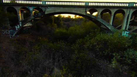 Volando-Bajo-El-Histórico-Puente-San-Luis-Rey-Al-Atardecer