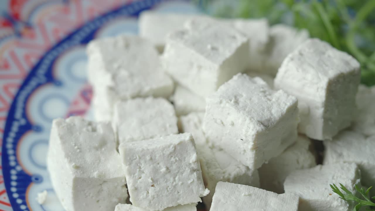 Dés de tofu sur une assiette
