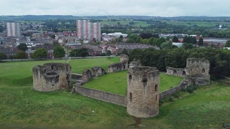 castillo de pedernal galés medieval costero militar fortaleza ruina vista aérea lento aumento tiro rastreado