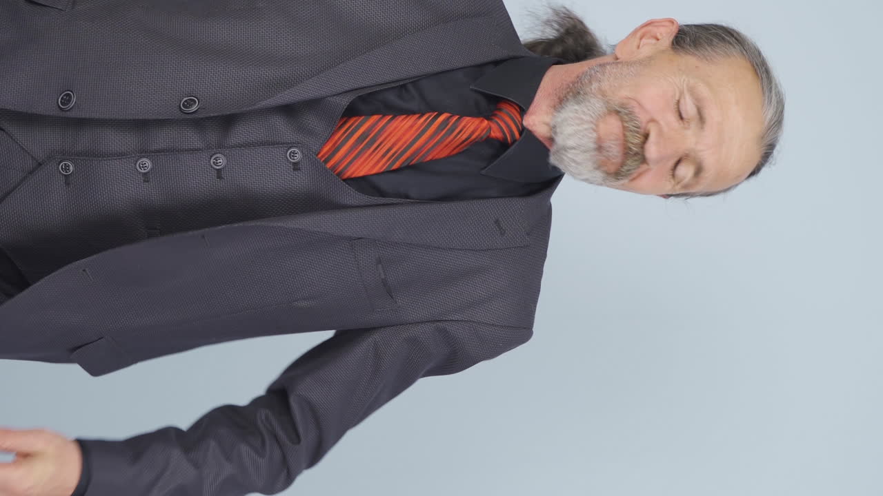 video vertical del viejo hombre de negocios cerrando el archivo positivamente.