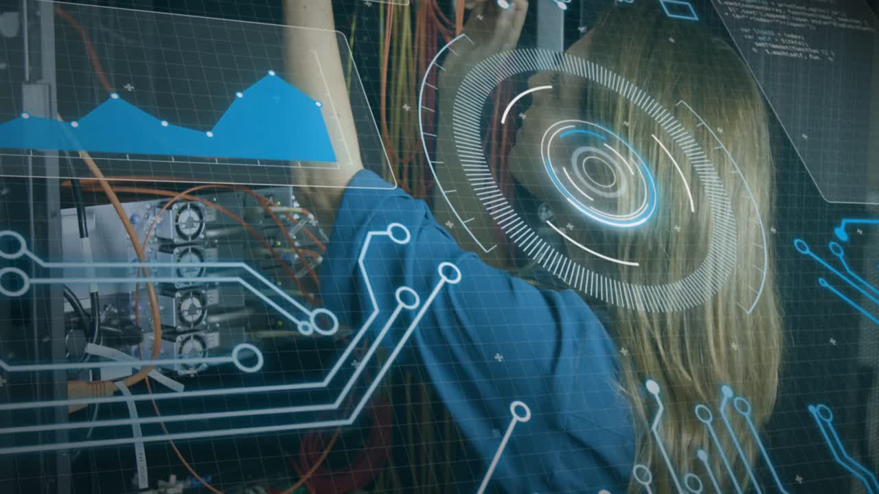 animación del procesamiento de datos en una pantalla digital sobre servidores de control de mujeres caucásicas