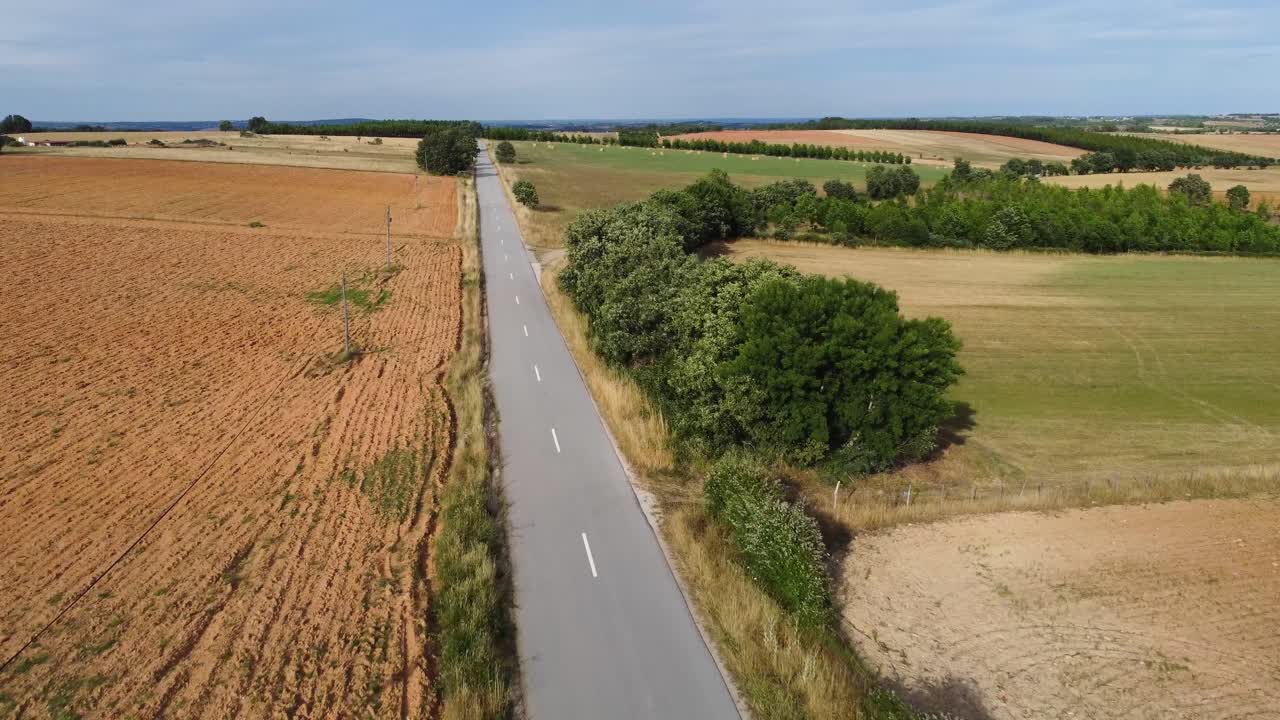 Volando sopra una strada in mezzo alla campagna, Portogallo