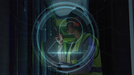 animación de texto de seguridad cibernética, lupa, ingeniero afroamericano comprobando la sala de datos