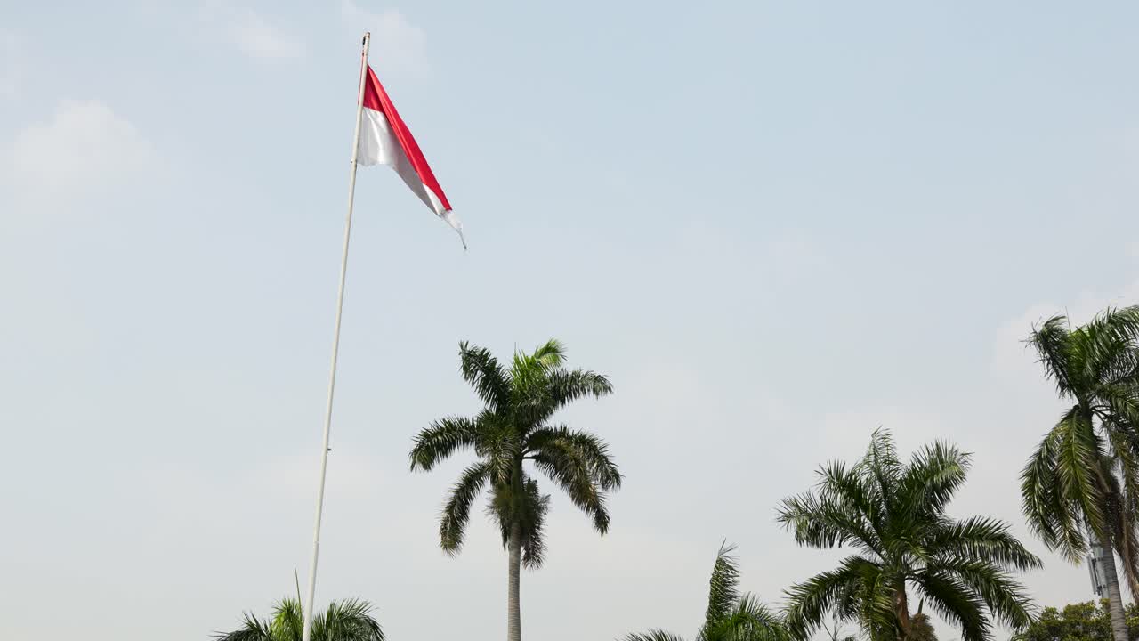 Bandiera indonesiana che sventola al rallentatore