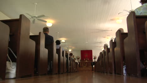 um interior de baixo ângulo de uma igreja tradicional e bancos