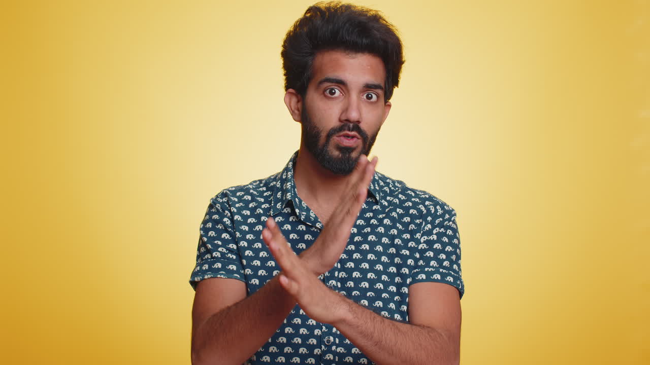 hombre indio dice no sostiene la palma plegada manos cruzadas en stop gesto advertencia de final acceso prohibido