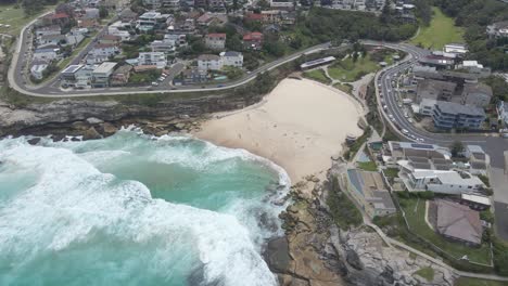 Playa-De-Tamarama-Con-Olas-Embravecidas-En-La-Costa-En-Los-Suburbios-Del-Este,-Sydney,-Nueva-Gales-Del-Sur,-Australia