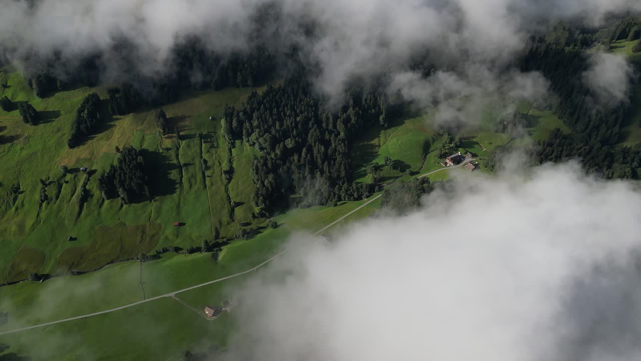 vista aérea de montañas místicas: capturando la belleza de los picos verdes y las nubes