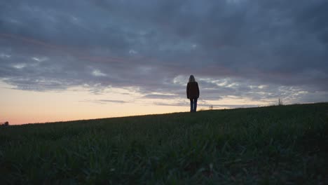 Girl-walking-towards-the-sunset-from-right-side-of-the-frame