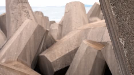 hormigón formado defensa de la costa ingeniería de formas geométricas en la costa dolly izquierda revelar