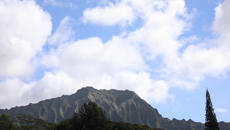 montañas koolau y nubes en oahu, hawaii