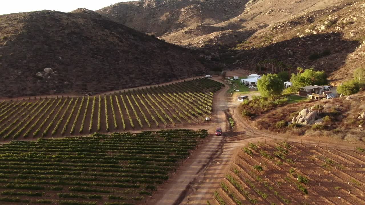 vista aérea de un lugar de celebración de bodas cerca de un viñedo